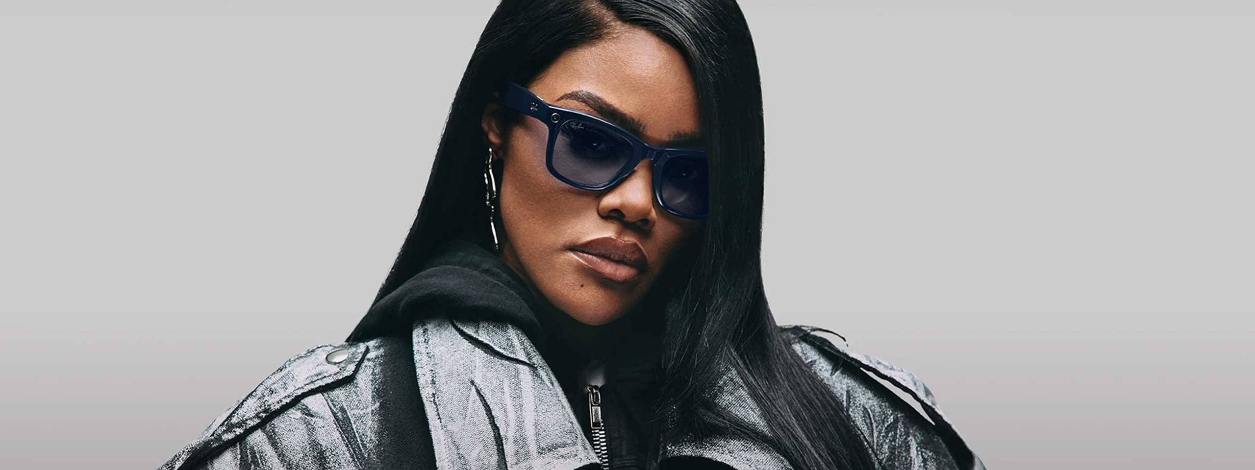 Ray-Ban Meta (Gen 2): Frau mit Brille mit getönten Gläsern